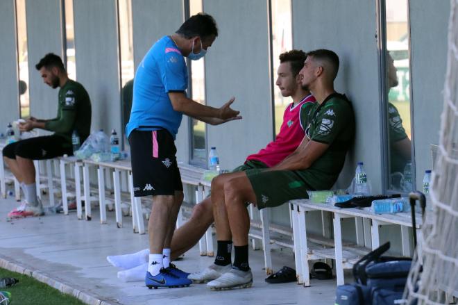 Alexis conversa con Loren y Feddal (foto: RBB).