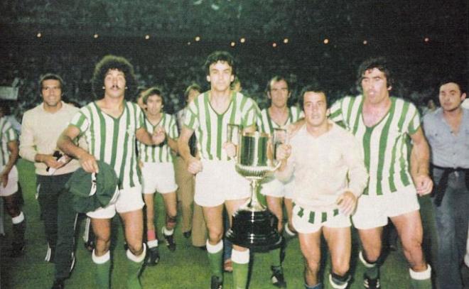 Los jugadores del Betis con el título de la Copa del Rey.