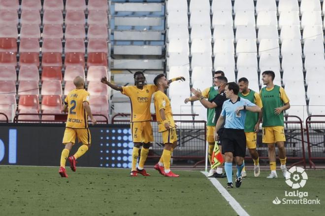 Los jugadores del Alcorcón celebran el gol de Ernesto.