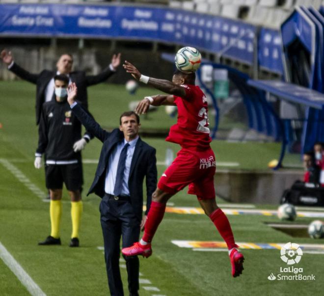 Ziganda da instrucciones durante el Real Oviedo-Fuenlabrada (Foto: LaLiga).