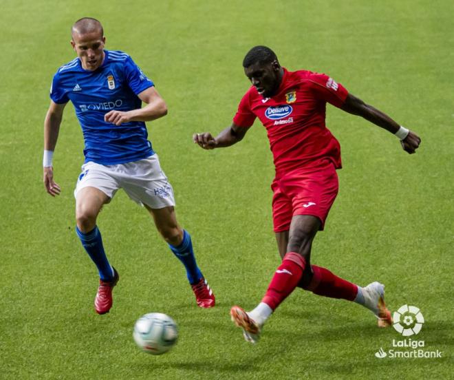 Lolo González intenta hacerse con el balón durante el Real Oviedo-Fuenlabrada (Foto: LaLiga).