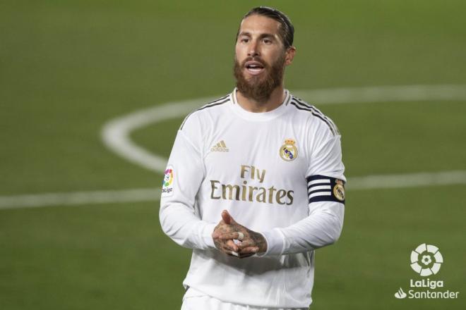 Sergio Ramos, animando a sus compañeros en el partido del Real Madrid (Foto: LaLiga).