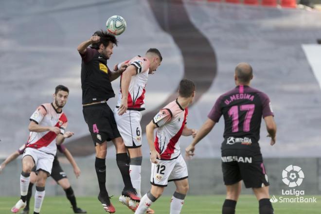 MArc Valiente y Unai Medina, durante el Rayo-Sporting (Foto: LaLiga).