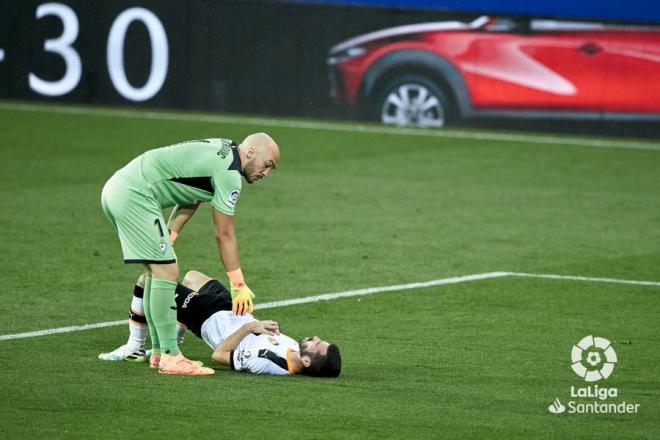 Mario Dmitrovic 'atiende' a José Luis Gayá tras la polémica acción en el SD Éibar - Valencia CF (Foto: LaLiga).