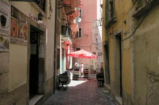 Una calle vacía en el céntrico barrio de Lisboa, en Portugal (FOTO: EFE).