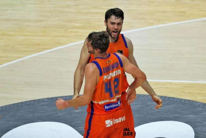 Valencia Basket celebra una canasta ante San Pablo