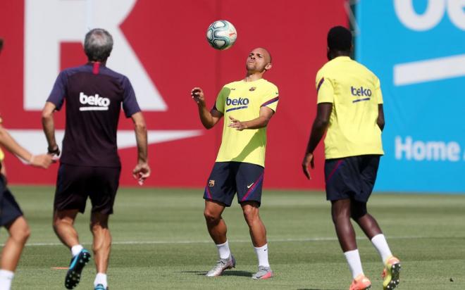 Braithwaite controla un balón ante Setién en un entrenamiento del Barcelona (Foto: FCB).