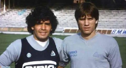 Diego Armando Maradona y Pietro Puzone posan en un entrenamiento del Nápoles.