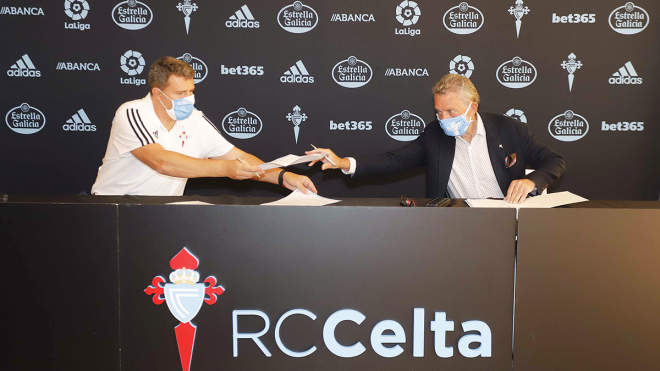 Óscar García firmando su renovación de contrato (Foto: RCCV).