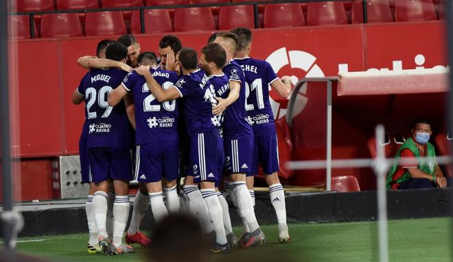 Los jugadores del Real Valladolid, tras el gol de Kiko Olivas (Foto: Kiko Hurtado).