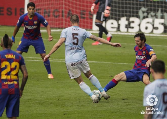 Okay Yokuslu y Messi, durante el Celta-Barcelona (Foto: LaLiga).