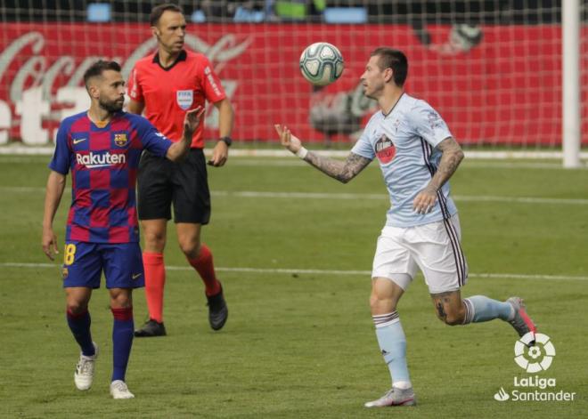 Smolov, con Jordi Alba, tras su gol en el Celta-Barcelona (Foto: LaLiga).