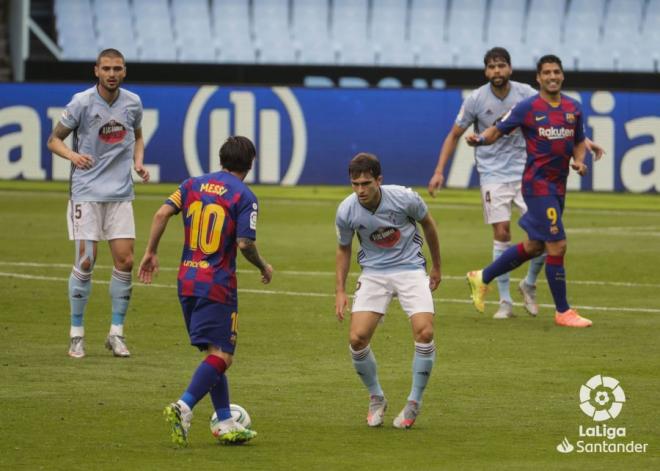 Leo Messi encara a Denis Suárez en el Celta-Barcelona (Foto: LaLiga Santander).