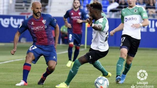 Mikel Rico ante Ritchie Kitoko en El Alcoraz (Foto: LaLiga).