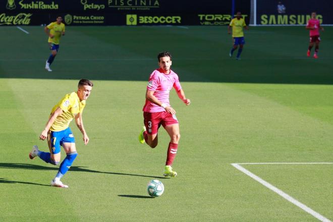 Salvi, ante Álex Muñoz durante el Cádiz-Tenerife (Foto: Cristo García).