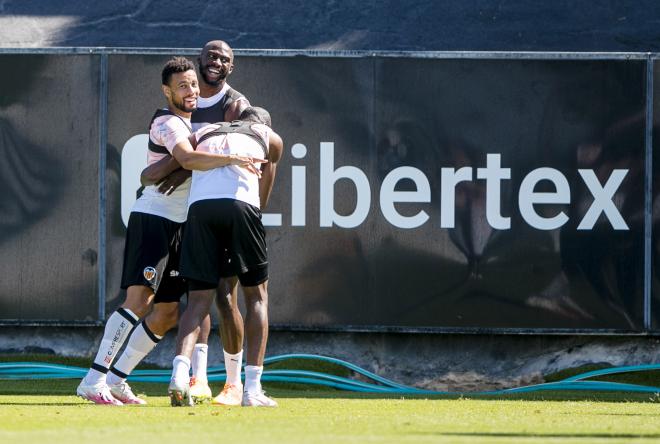 Coquelin, la gran novedad ante el Villarreal abraza a Mangala y Kondogbia (Foto: Valencia CF)