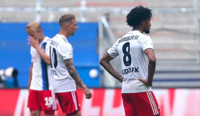 Los jugadores del Hamburgo se lamentan tras un gol del Sandhausen.