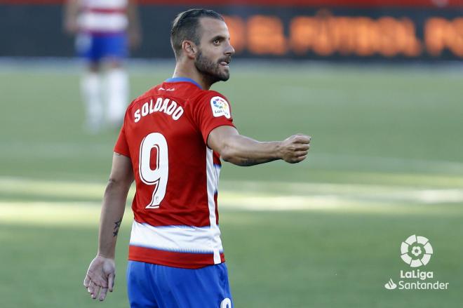 Roberto Soldado celebra su gol en el Granada-Eibar.