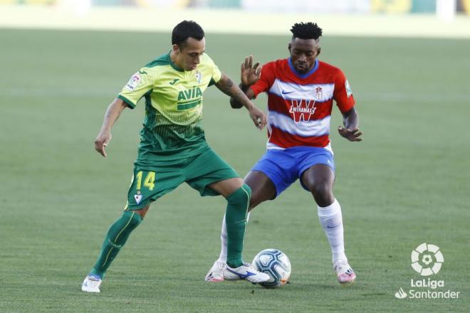 Orellana y Eteki, en el Granada-Eibar (Foto: LaLiga Santander).