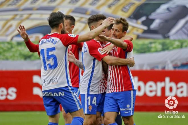 Los jugadores del Sporting celebran el gol de Aitor (Foto: LaLiga).