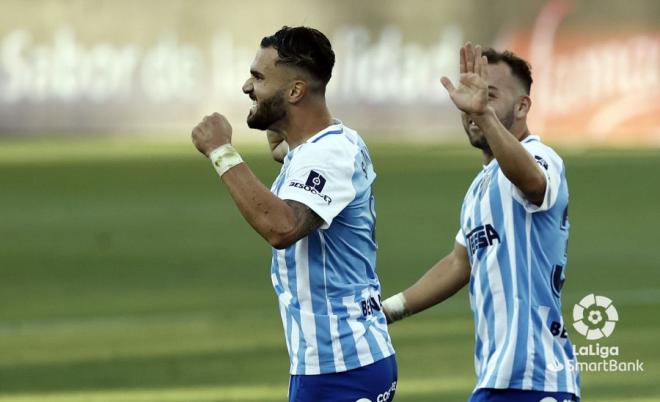 Sadiku celebra su gol en el Málaga-Girona (Fotos: LaLiga).