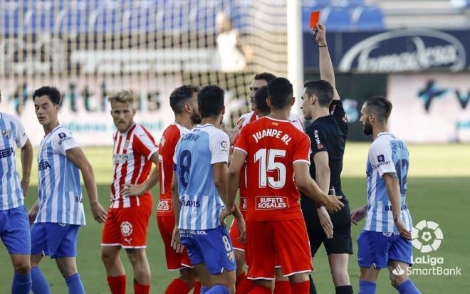 Expulsión de Rivera en el Málaga-Girona (Fotos: LaLiga).