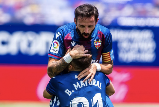 Morales y Mayoral celebran el primer gol en un triunfo que acerca la permanencia. (Foto: LaLiga)