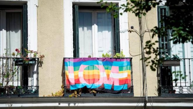 Una bandera arcoíris colgada en el balcón de un edificio (Foto: EFE).