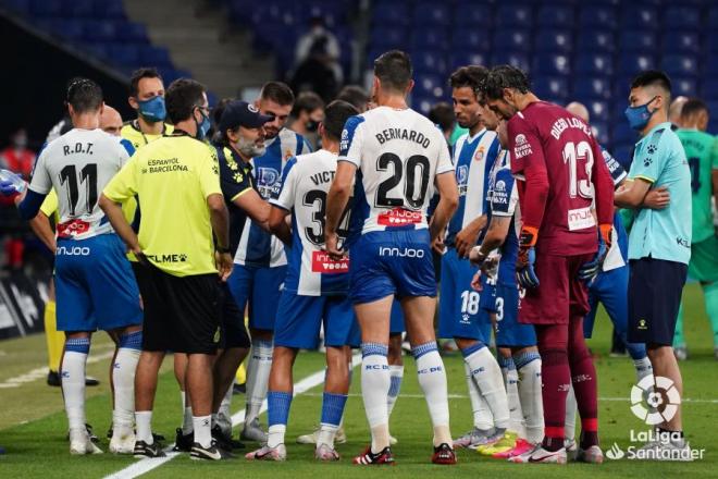 Los jugadores del Espanyol beben agua durante un parón ante el Real Madrid (Foto: LaLiga Santander