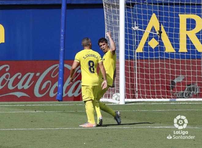 Gerard Moreno y Cazorla celebran el gol del primero en el Villarreal-Valencia (Foto: LaLiga Santand