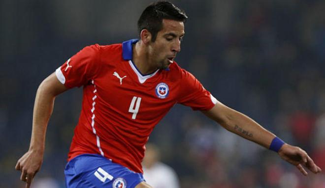 Mauricio Isla, con la selección de Chile.