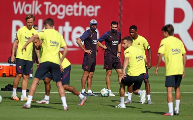 Setién y Sarabia observan la sesión del Barcelona (Foto: FCB).