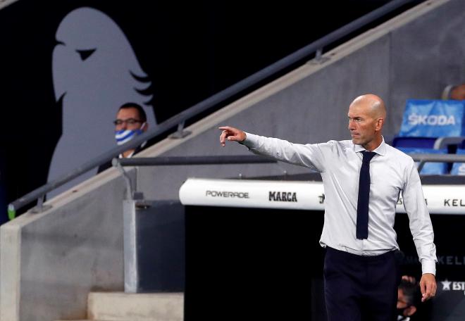 Zidane da indicaciones a sus jugadores desde la banda.