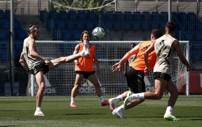 Bale, en la sesión ante la mirada de Modric (Foto: RM).