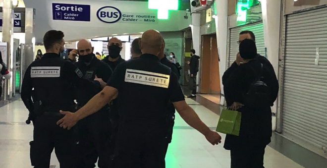 Evacuan un centro comercial de París por la presencia de un hombre armado (Foto: @mouchonnicolas).