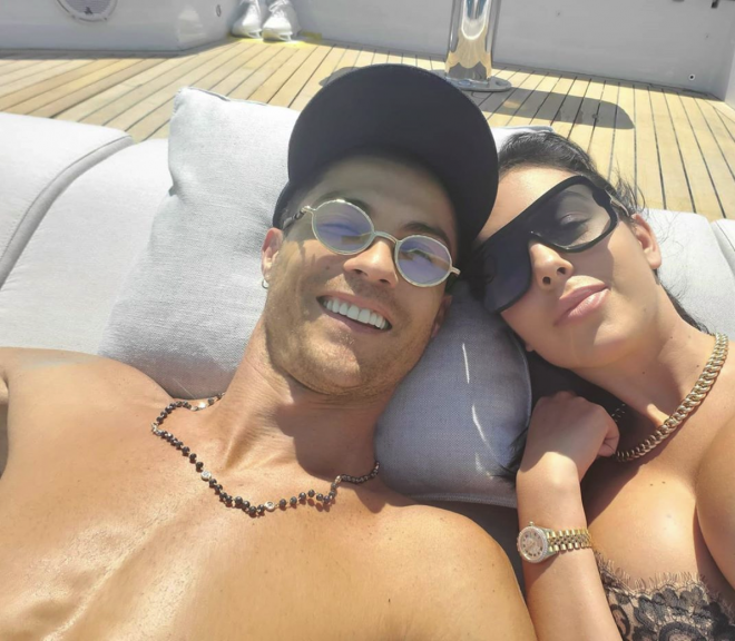 Georgina Rodríguez y Cristiano Ronaldo, en un yate en alta mar (Foto: Instagram @georginagio).