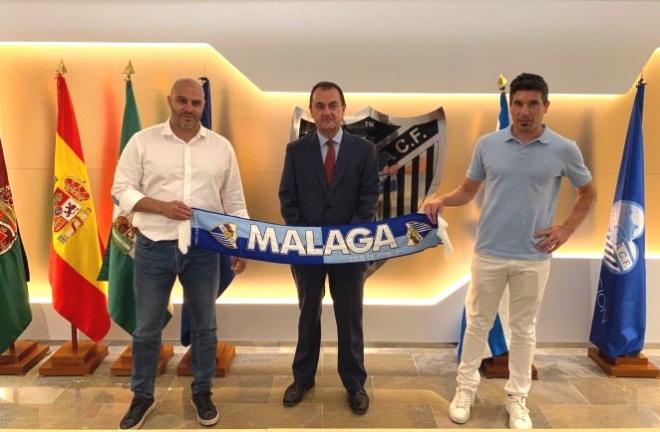Funes y Bravo, junto al administrador, el día que se hicieron oficial sus llegadas al Malagueño.