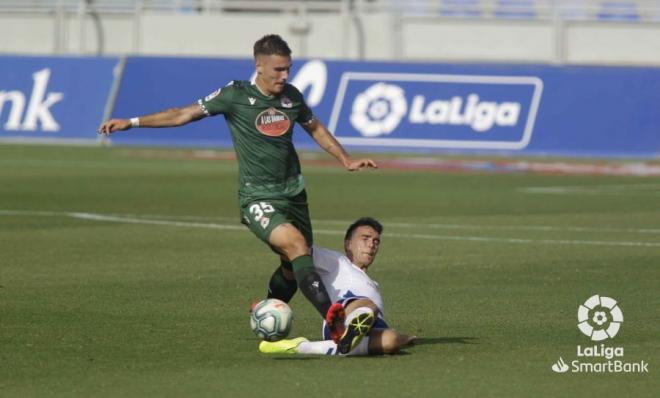 Hugo Vallejo pelea por un balón ante un rival del Tenerife (Foto: LaLiga).