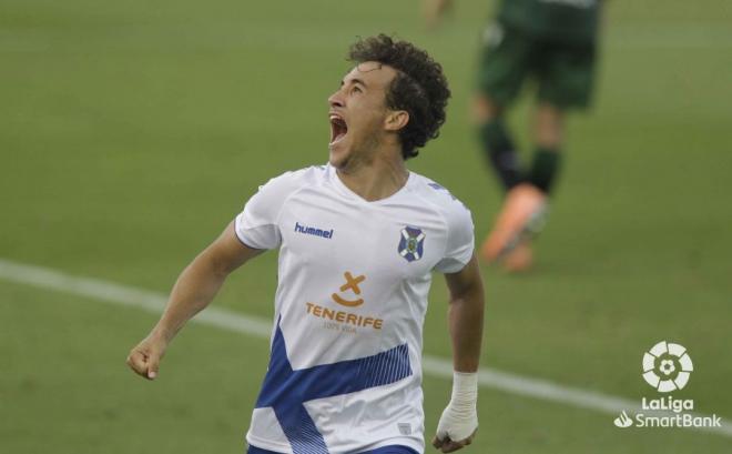 Luis Milla celebra su gol con el Tenerife al Dépor (Foto: LaLiga).