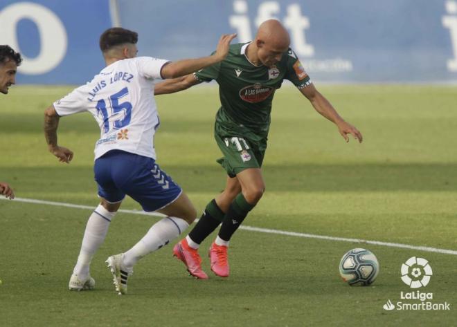 Mollejo avanza con el balón ante un rival (Foto: LaLiga).