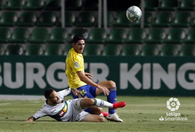 Yann Bodiger pugna por el balón con un rival durante el Elche-Cádiz (Foto: LaLiga).