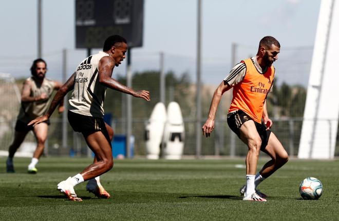 Benzema y Militao, en un entrenamiento del Real Madrid (FOTO: EFE).