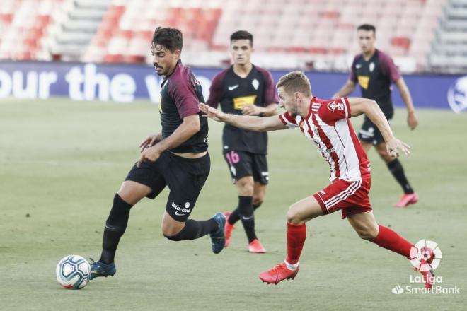 Cordero, durante un lance del Almería-Sporting (Foto: LaLiga).