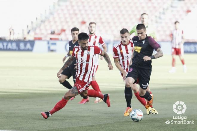 Djuka avanza con el balón ante la oposición de un rival (Foto: LaLiga).