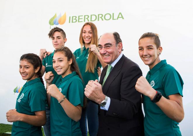 Ignacio Galán, presidente de Iberdrola, junto a varias deportistas.
