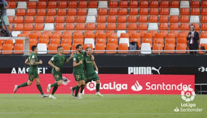 Alegría de los jugadores del Athletic en Mestalla con el gol de Raúl García (Foto: LaLiga).