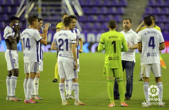 Sergio González habla con sus futbolistas en el duelo ante el Levante UD (Foto: LaLiga).