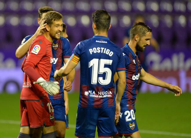 Aitor Fernández, portero del Levante, felicitado por sus compañeros tras parar el penalti ante el Valladolid.