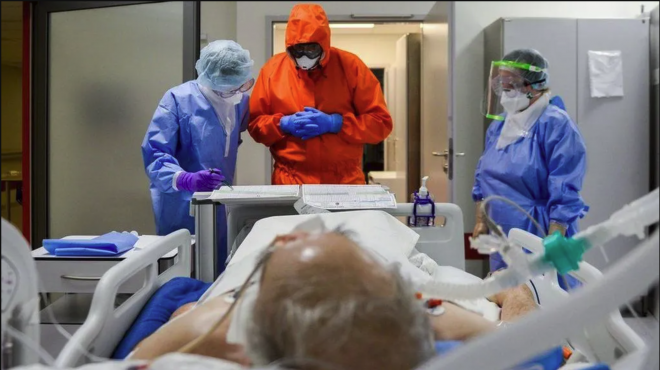 Imagen de la BBC de un paciente de coronavirus en un hospital.