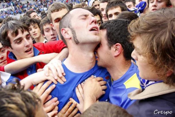 Diego Cervero disfruta rodeado de varios aficionados del Real Oviedo (Foto: Crespo).